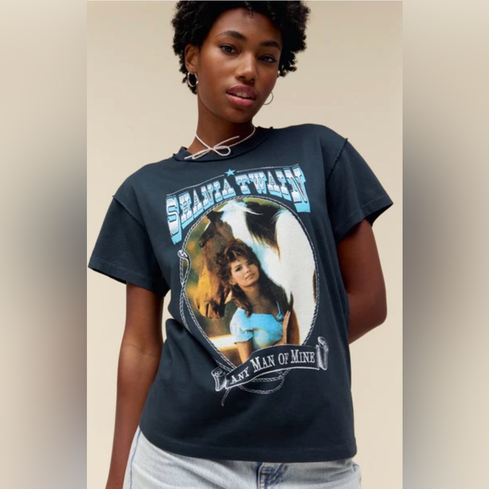 Daydreamer O/S Shania Twain Graphic Top. ⚡️🖤